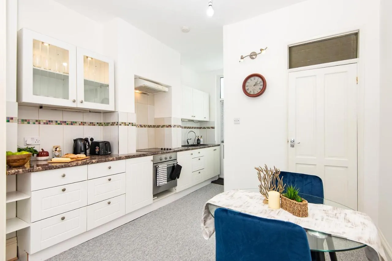 Ground Floor En-Suite Room With A Private Kitchen And Parking In A 5-Bedroom House At Hanwell Aparthotel