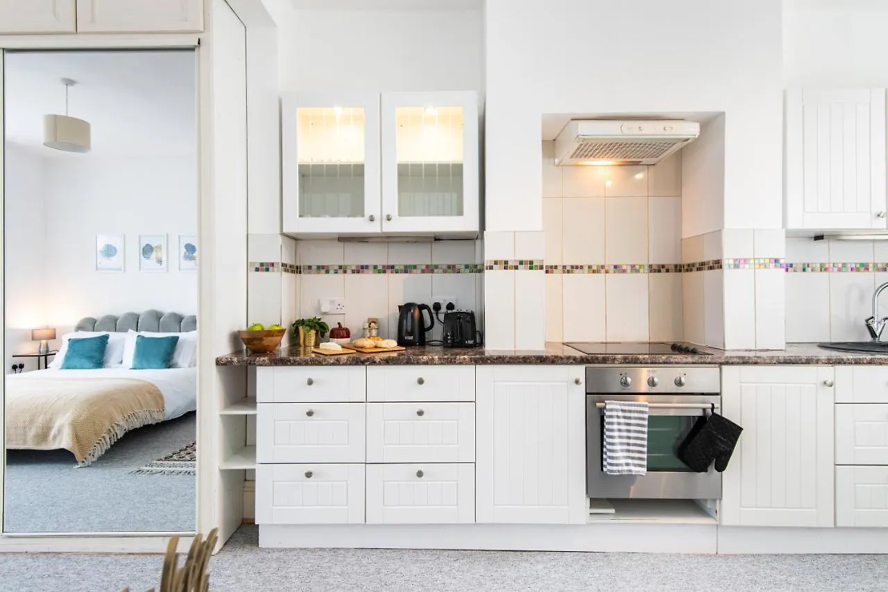 Ground Floor En-Suite Room With A Private Kitchen And Parking In A 5-Bedroom House At Hanwell United Kingdom