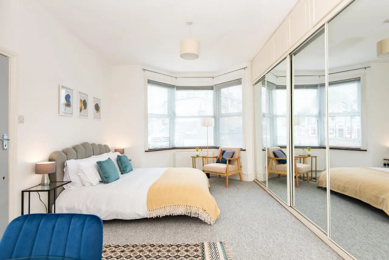 Ground Floor En-Suite Room With A Private Kitchen And Parking In A 5-Bedroom House At Hanwell location