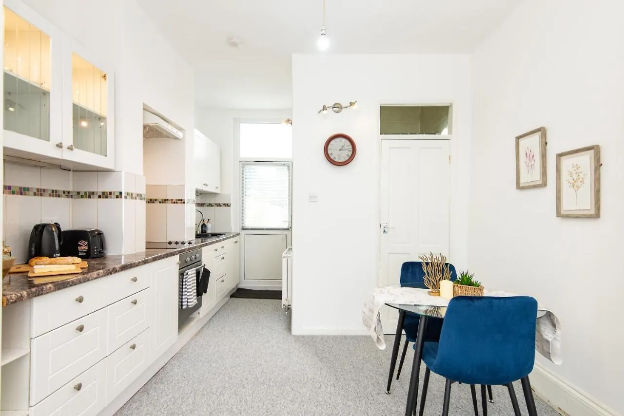 Ground Floor En-Suite Room With A Private Kitchen And Parking In A 5-Bedroom House At Hanwell 0*,