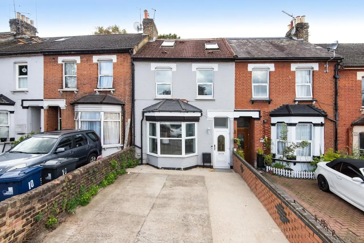 Ground Floor En-Suite Room With A Private Kitchen And Parking In A 5-Bedroom House At Hanwell