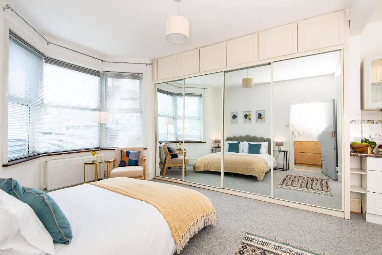 Aparthotel Ground Floor En-Suite Room With A Private Kitchen And Parking In A 5-Bedroom House At Hanwell